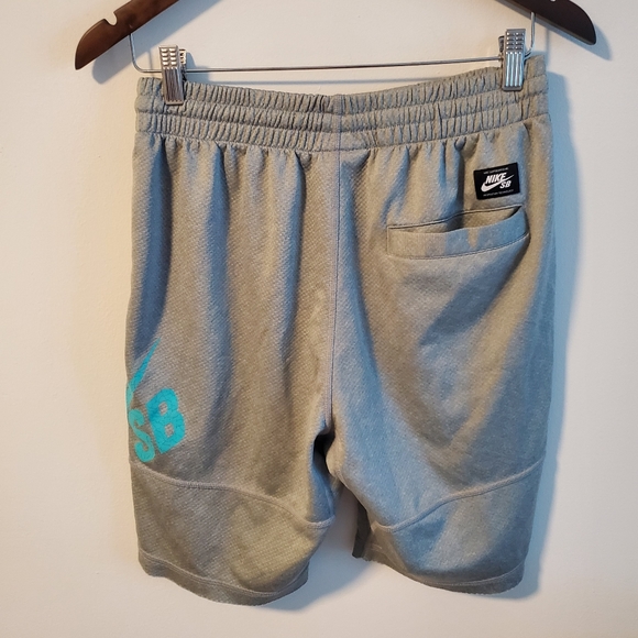 Nike Skateboarding men's board shorts with graphic detail size Small - Picture 2 of 6